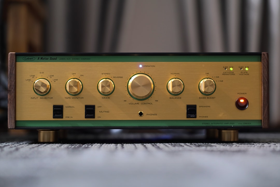 Vintage audio amplifier with gold knobs and green trim