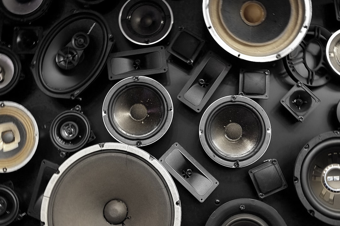 a bunch of speakers that are sitting on a table